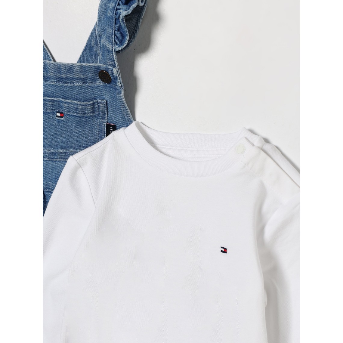 Completo T-shirt e vestito salopette in denim Tommy Hilfiger